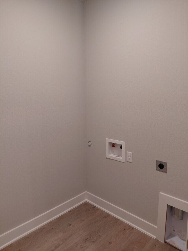 Building Photo - 3/2/2 - FENCED BACKYARD!!! GREAT NEIGHBORHOOD - Godley ISD - Summer Specials!
