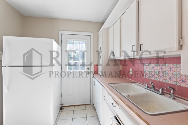 Building Photo - 804 N Battin St