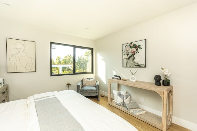 Building Photo - 30+ Day Fully Stylishly furnished & Tastef...