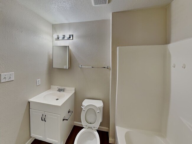 Building Photo - We’re currently offering one month free re...