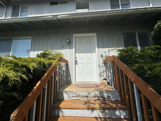 Building Photo - 3 Bedroom 2 Bathroom Duplex Walking Distan...