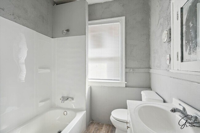 Building Photo - 3813 W Euclid St