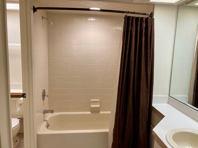 Building Photo - Two story condo with community pool!