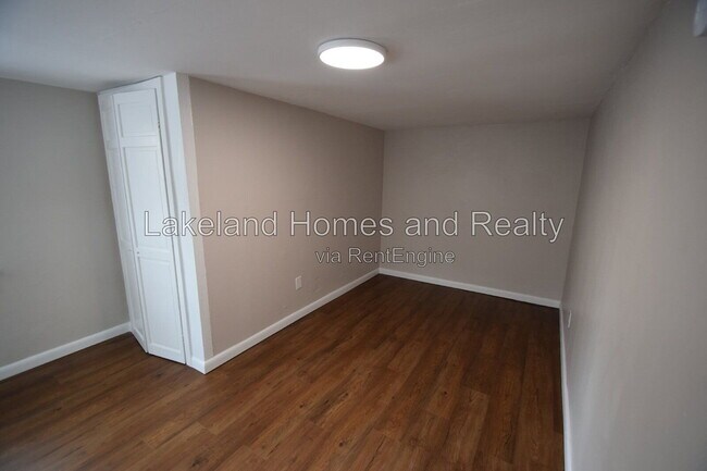 Building Photo - 906 Vistabula St