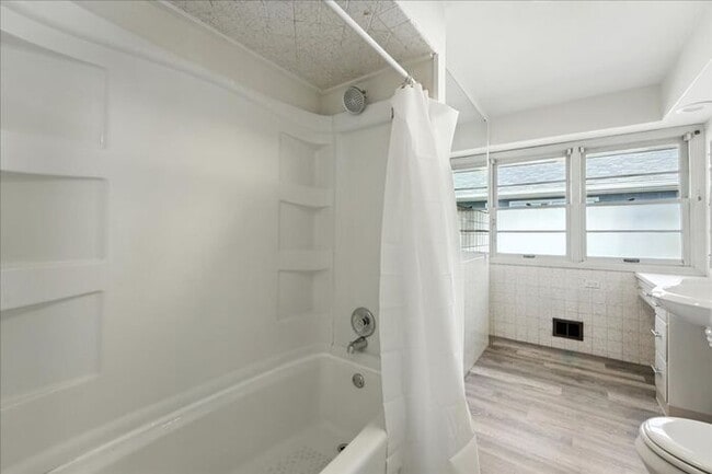 Building Photo - Spacious, Newly Renovated 5-Bedroom Home N...