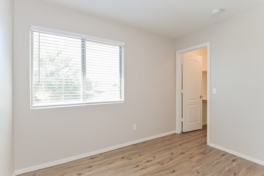 Building Photo - 664 W Amber Sun Dr