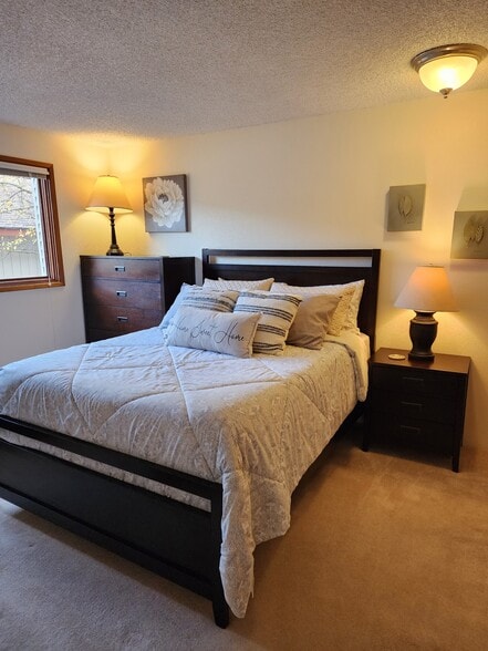 Gorgeaous matching Queen Wood Bedset - 9645 Independence Dr