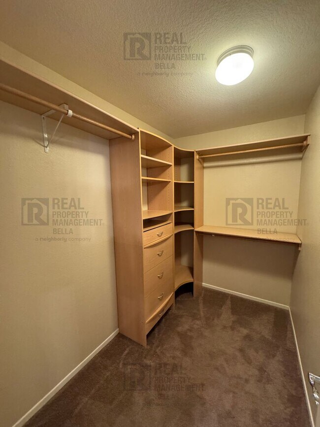 Building Photo - Spacious & Stylish 5-Bed, 3-Bath Home in Prime Murrieta Location