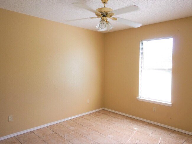 Building Photo - Affordable, move in ready home!