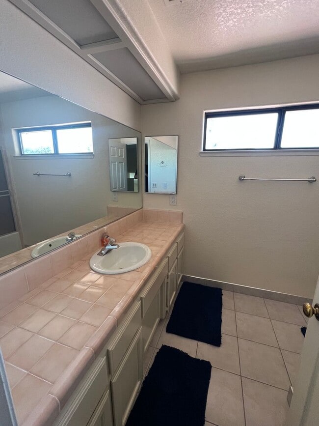 Building Photo - Rio Bravo Home