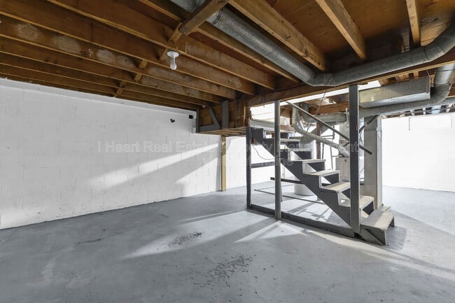 Building Photo - 880 N Meadows Ct