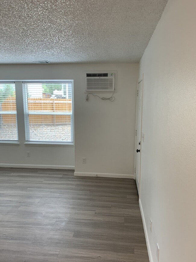 Building Photo - 50% Off First Months Rent - 2 Bed, One Bat...