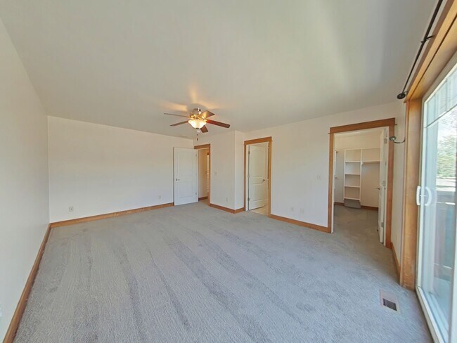 Building Photo - Beautiful 3 bedroom, 2 1/2 bathroom, townhouse with attached garage!