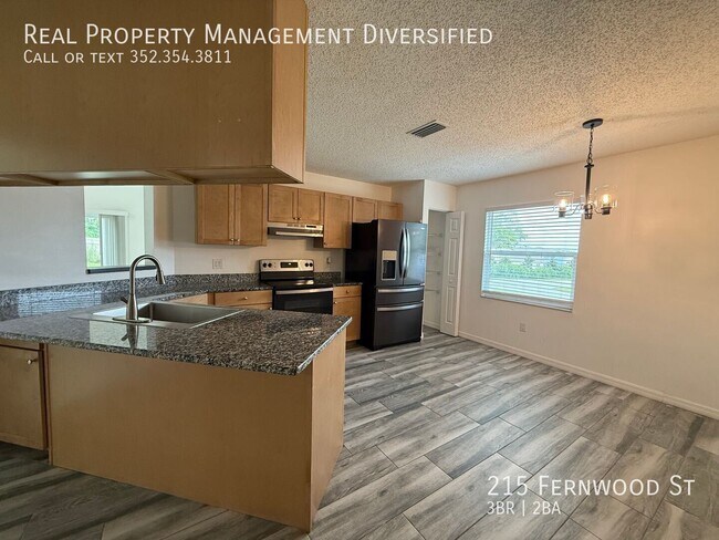 Building Photo - 215 Fernwood St