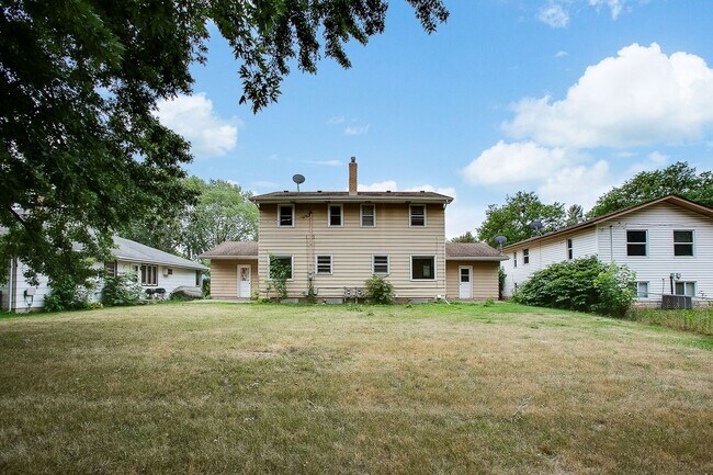 Building Photo - Updated 3 Bedroom Duplex in Battle Creek