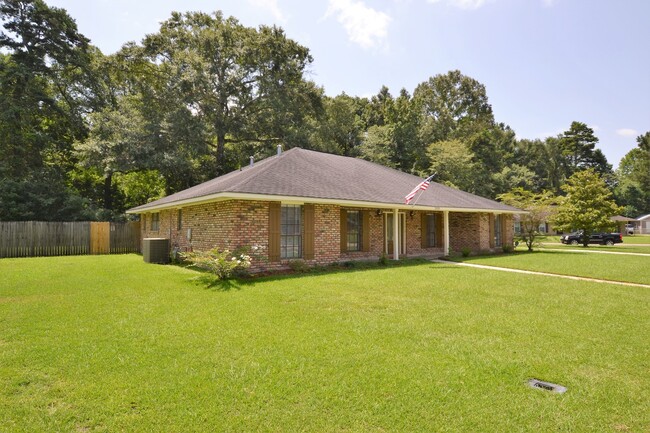 Building Photo - Newly renovated home in Beau Village Subdi...