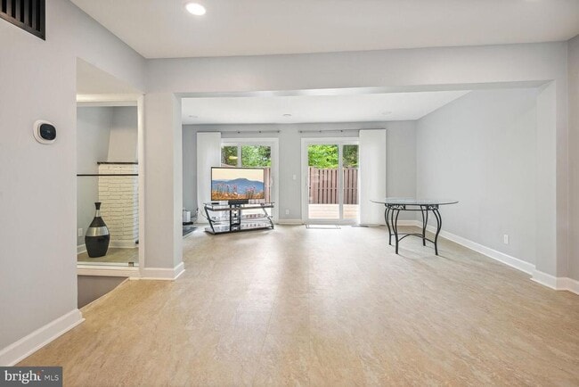 Building Photo - 1635 Valencia Way