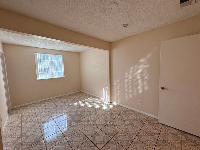 Building Photo - 4 Bed, 2 Bath in Bloomington!