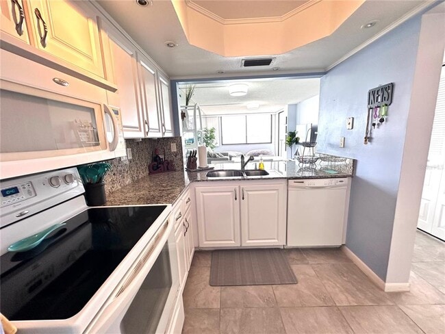 Building Photo - 6361 Bahia Del Mar Blvd S