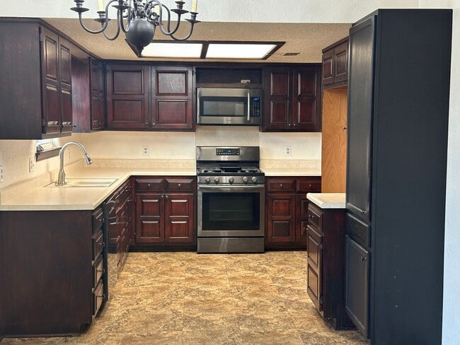 Building Photo - Spacious 3 bedroom, 2 bath home!  Don't mi...