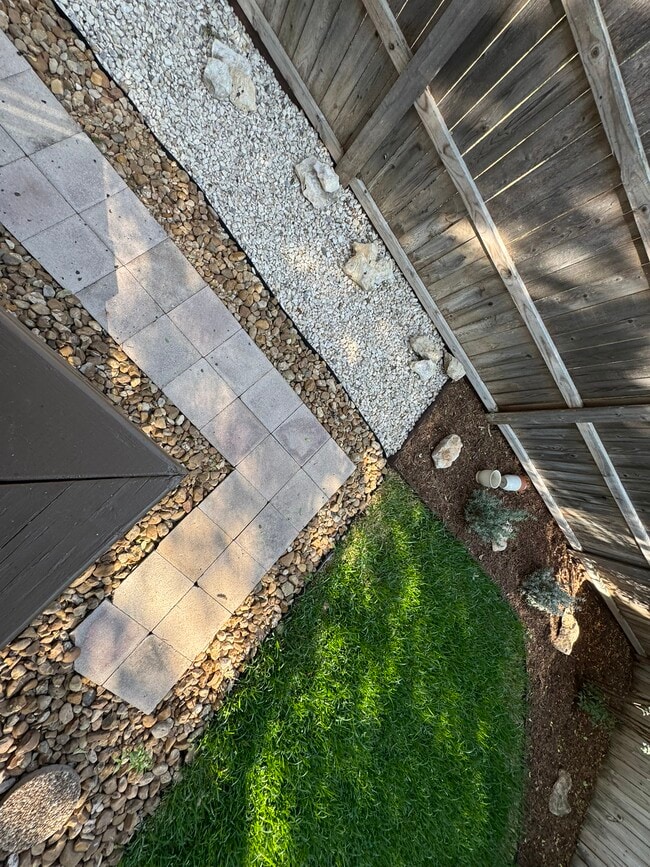 Building Photo - 9538 Cloverdale