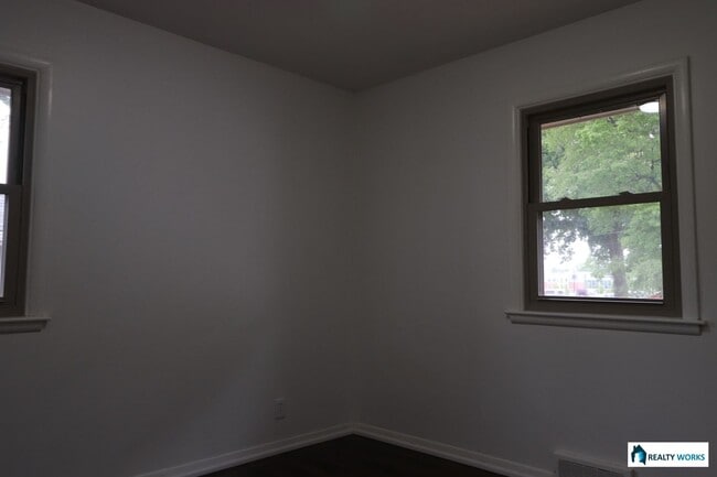 Building Photo - Won't last long, 3 bedroom, 2 bath house f...
