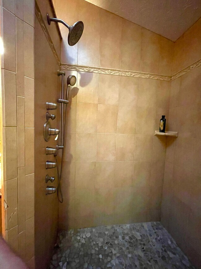 Building Photo - 5400 NW Emblem St