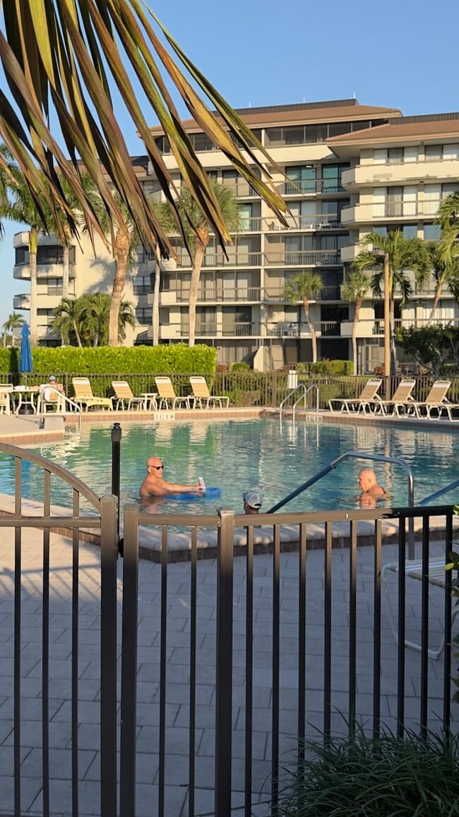 Building Photo - 651 Seaview Ct