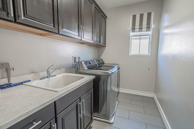 Building Photo - Beautiful 5-Bedroom Home with Outdoor Entertainer's Area in Valencia!