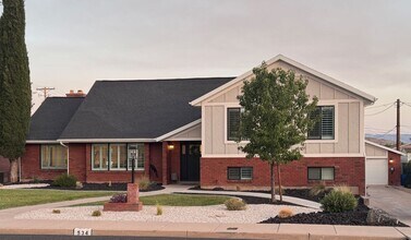 Building Photo - Stunning 7-Bedroom Home with Pool, EV-Read...