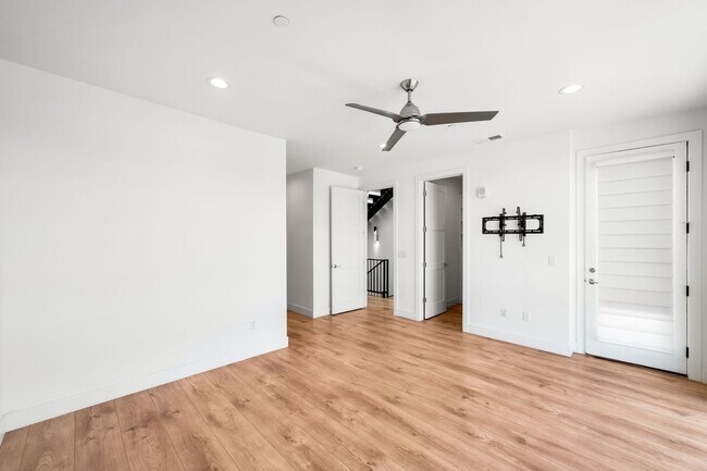Building Photo - LUX 3BD, 5BA Modern Townhome at 9th & CO Near Congress Park