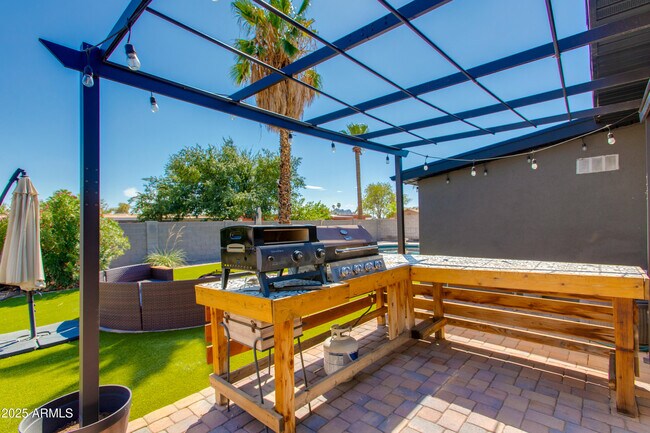 Building Photo - 3009 E Dahlia Dr