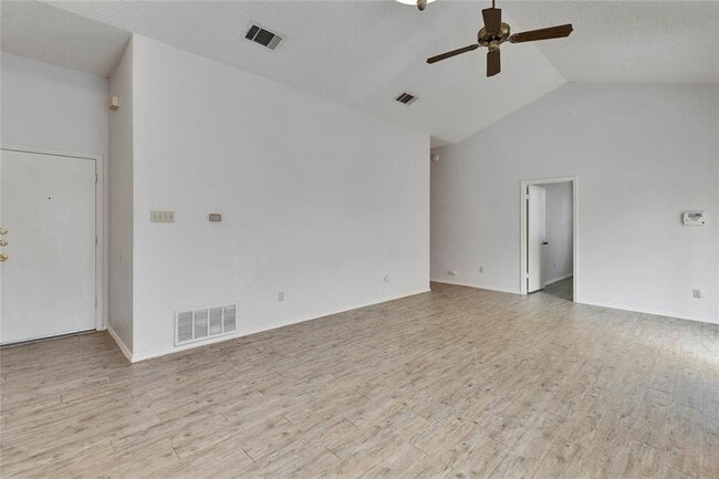 Building Photo - 2103 Castle View Dr