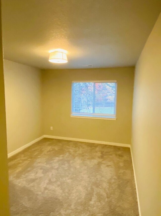 Building Photo - Beautiful Newer Home in Terrific Salmon Creek Location