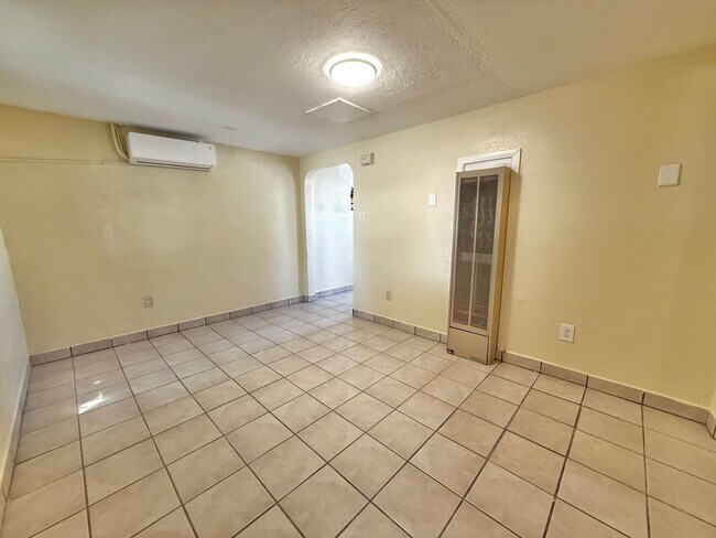 Building Photo - 350 Estancia Dr NW