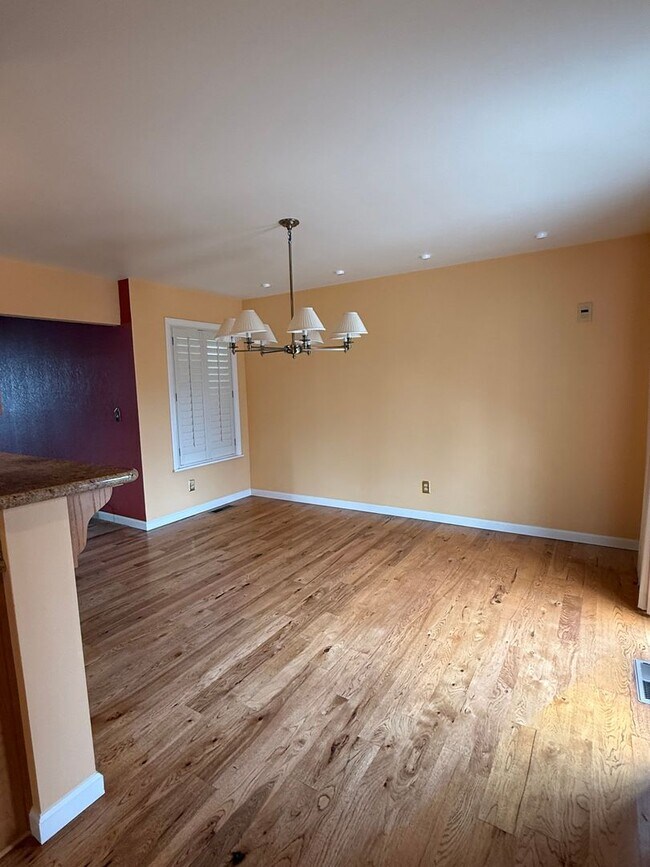 Building Photo - Beautiful expansive home for lease