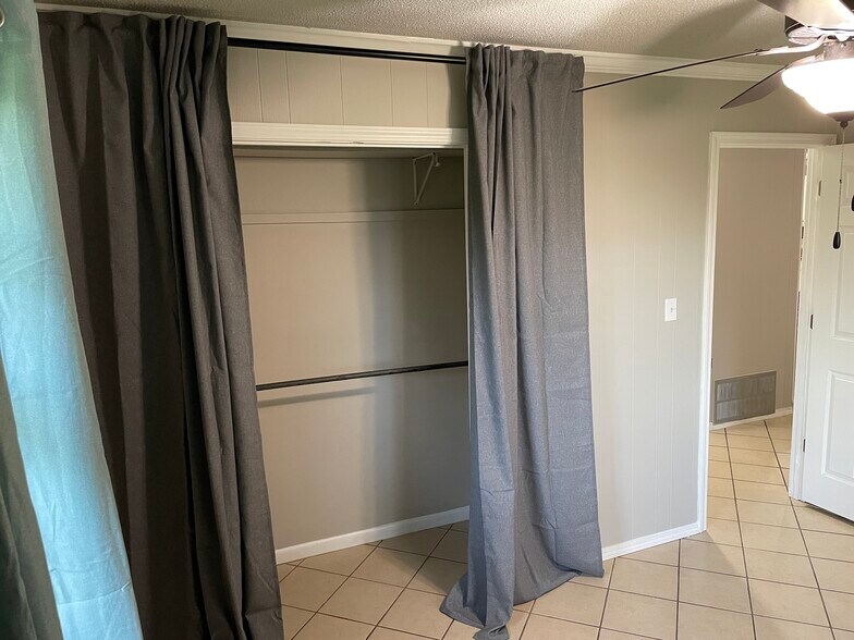 Closet - 1185 N Double Springs Rd