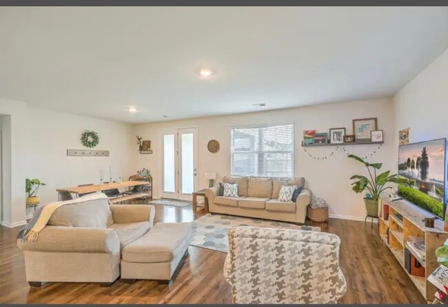 Building Photo - 405 Bering Ln