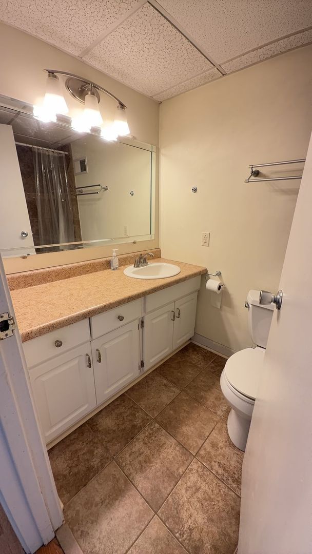 Building Photo - Fantastic deal on a great location!  This studio/1bath is available for EARLY MOVE IN at $1000/month