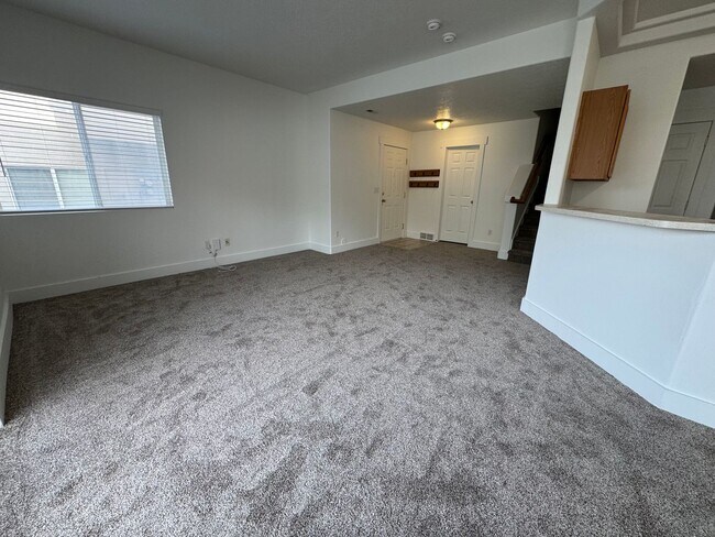 Building Photo - Amazing Riverton Townhome in Aspen Springs!