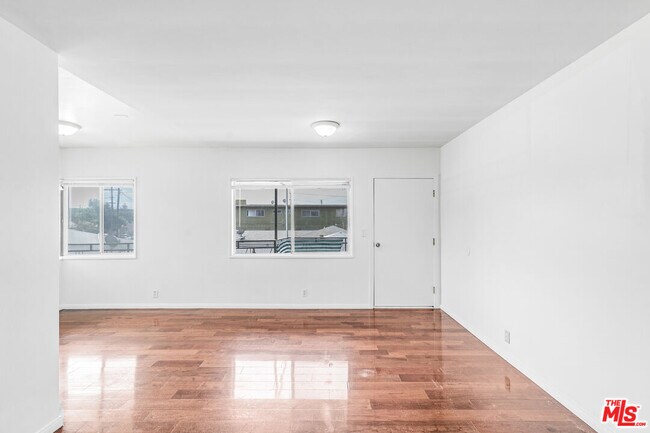 Building Photo - 917 N Cedar St