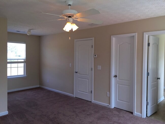 Building Photo - Ola schools 4 bedrooms 2.5 baths on large level lot