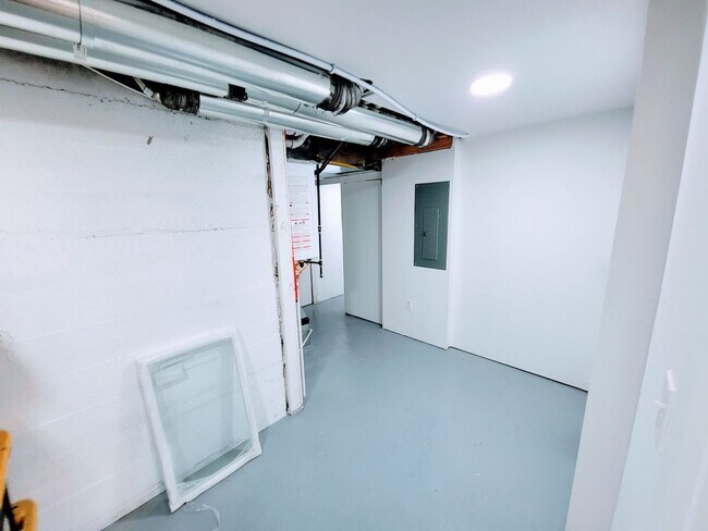 Building Photo - ABSOLUTELY UNBELIEVABLE NEW HIGH END CUSTO...