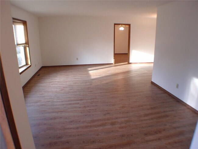 Building Photo - 8 Adams Ln