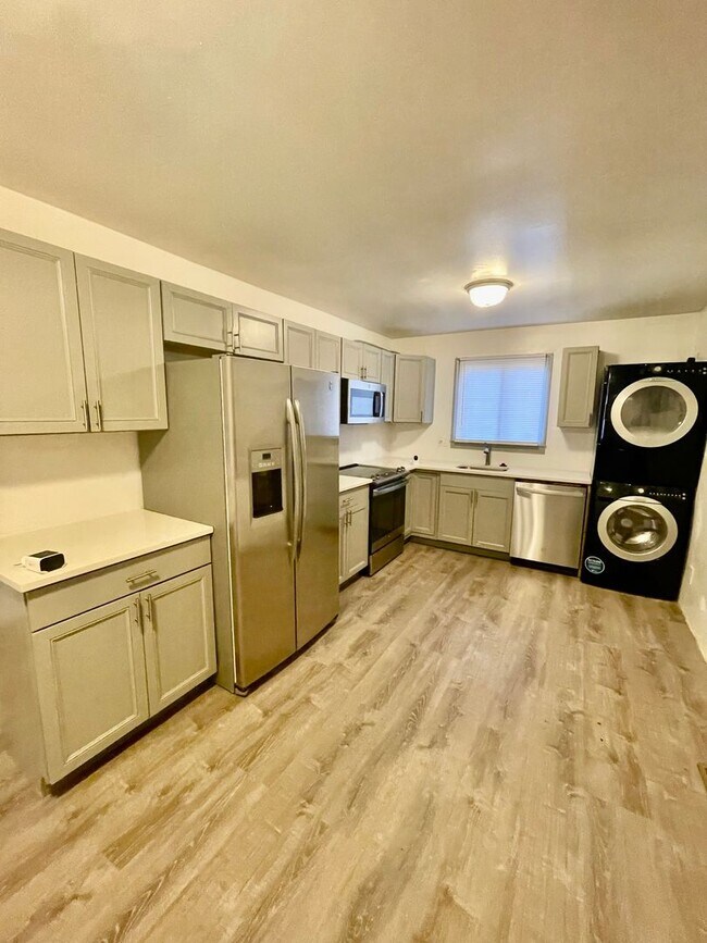 Building Photo - Introducing a charming 3 bedroom, 1 bathroom house located in the heart of Charlotte, NC.