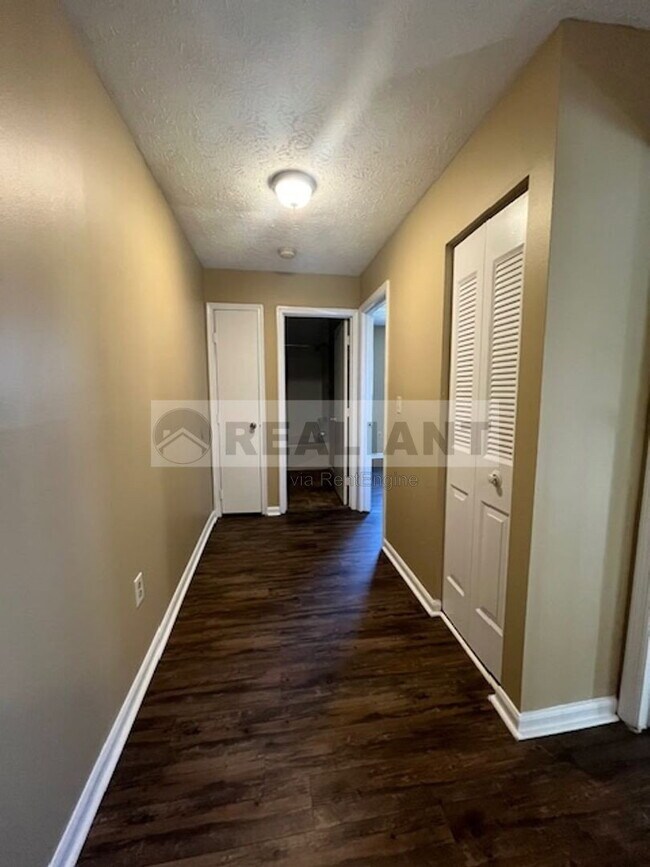 Building Photo - 1646 Foxhaven Dr