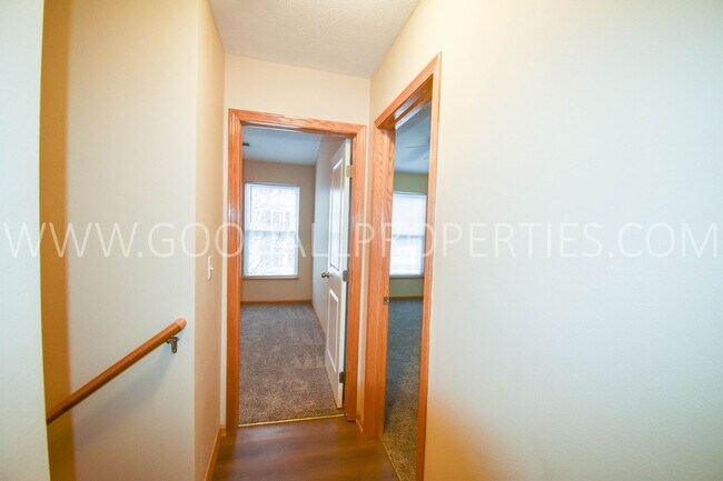 Building Photo - 2 Bedroom, 2 1/2 Bath Townhome in Urbandale with 2-car attached garage