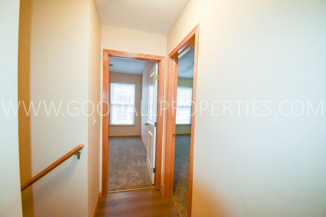 Building Photo - Spring special! 2-Bedroom, 2.5-Bath Townhome in Urbandale with 2-Car Attached Garage