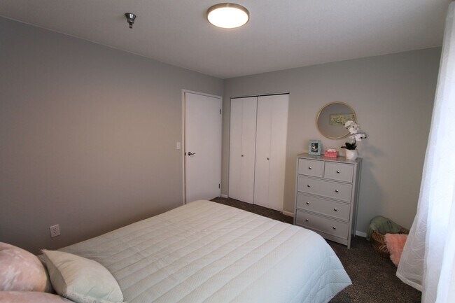 Building Photo - Spacious first floor one bedroom with mode...