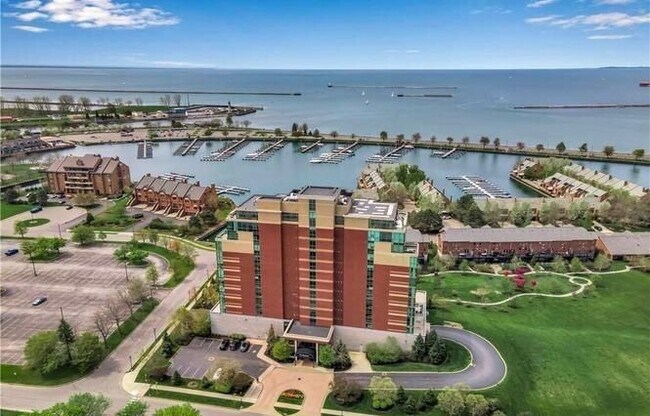 Building Photo - Lakefront